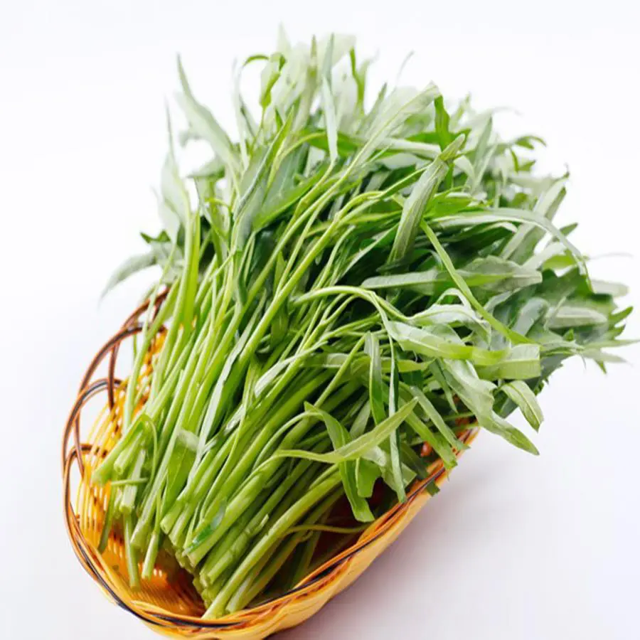 Rau muống lá tre trong rổ